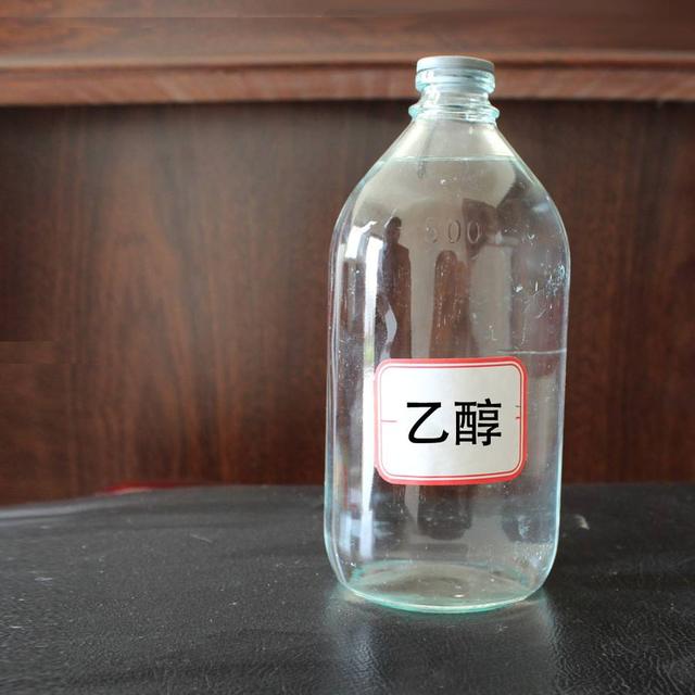 热熔胶怎么去除，如何去除衣服上的热熔胶（手上粘上彩色热熔胶怎么办）