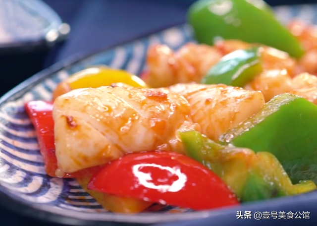 彩椒怎么做好吃，彩椒怎么做好吃又简单（鲜嫩鱿鱼搭配彩椒一起炒）