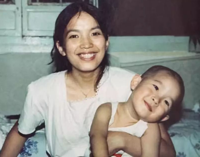 霍凡：嫁给大12岁张丰毅，结婚28年却不要孩子，她到底图什么？