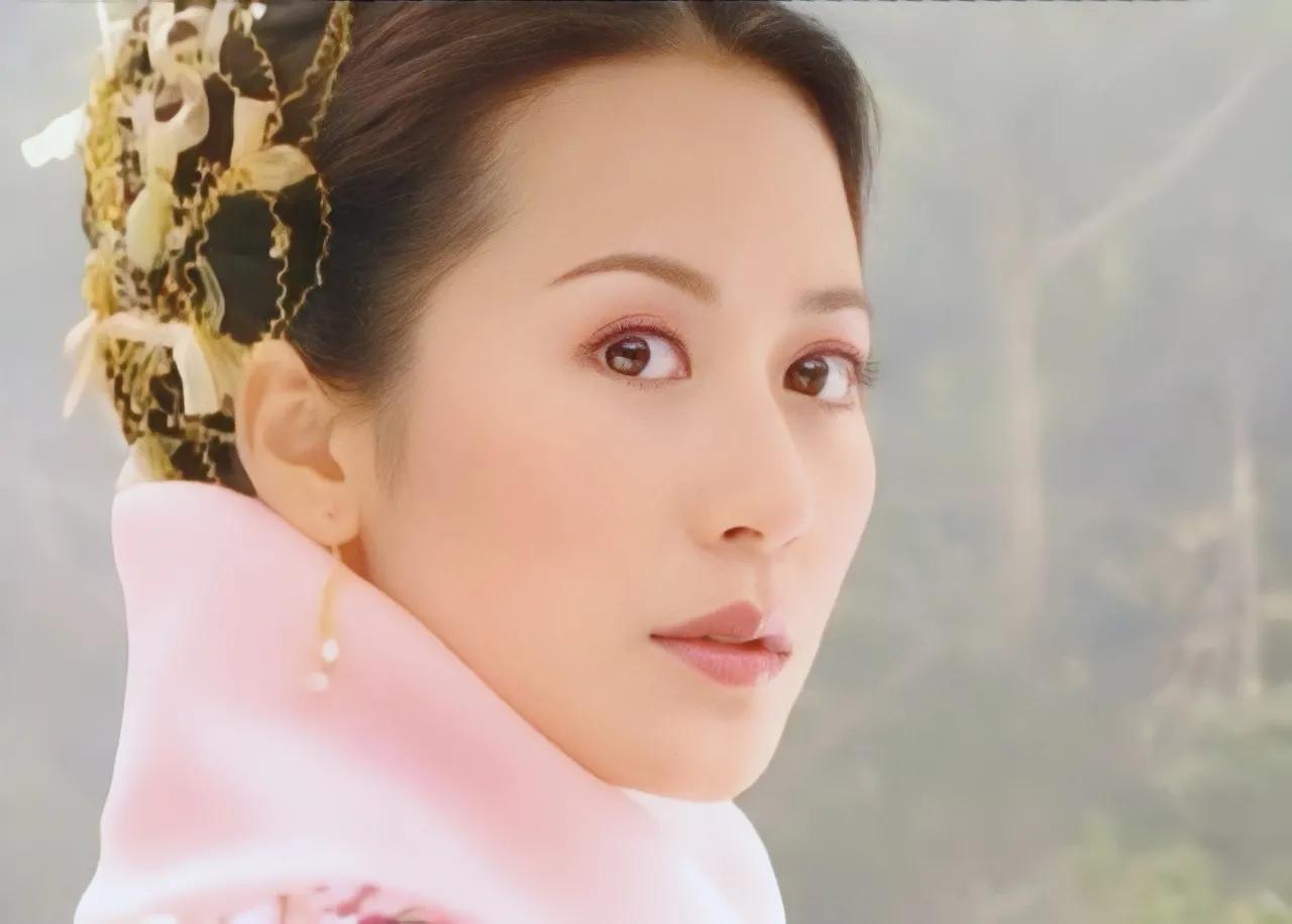 《三少爷的剑》慕容秋荻·俞飞鸿慕容秋荻是四大家族之一的江南七星塘