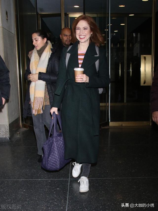 绿色大衣搭什么颜色内搭，绿色大衣配什么内搭图片（艾莉·肯珀身穿墨绿色大衣+紧身牛仔裤+条纹内搭舒适休闲）