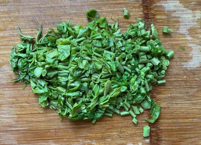 香椿炒鸡蛋的做法，香椿多少钱一斤2022（网友说：我来吃春天的味道吧）