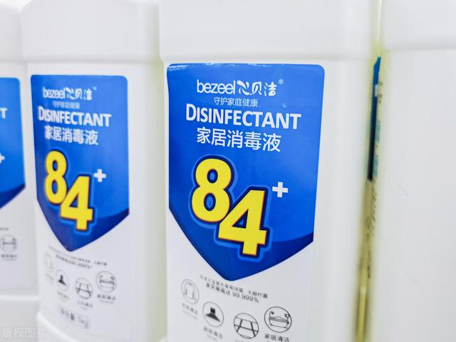 白色衣服发黄怎么办，白色衣服发黄怎么洗才能变白（白色衣服发黄别用漂白水了）