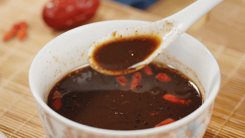 乌鸡白凤丸炖鸽子的功效与作用,鸽子汤的功效与作用(补血养宫,简单一