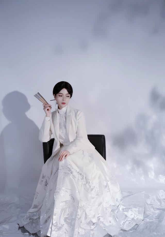 马面裙应该怎么穿，马面裙怎么穿才能不拖地（最近火了一种穿法叫“上面西装）