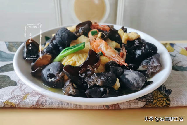 炒鸭蛋怎么做好吃，炒鸭蛋怎么做好吃窍门（春季少吃鸡蛋多吃鸭蛋）