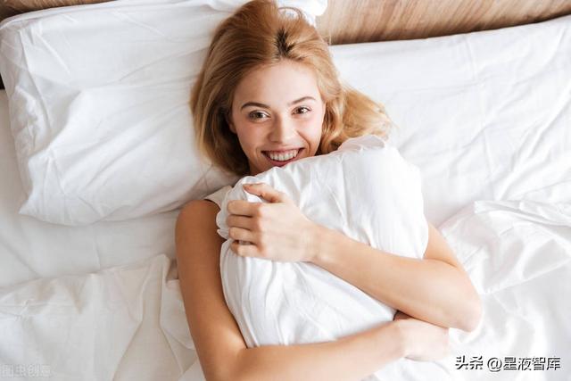 离婚女人给你机会的暗示，离婚女人让你泡的暗示（离婚女人有这四种“异常表现”）