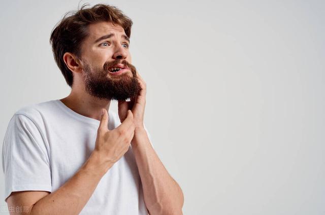 一般男孩几岁掉牙，男孩子一般几岁掉牙（掉牙后，是种牙好还是镶牙好）