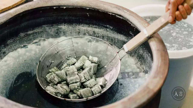 臭豆腐为什么臭，臭豆腐为什么闻起来臭吃起来香（为啥会演化出食臭）