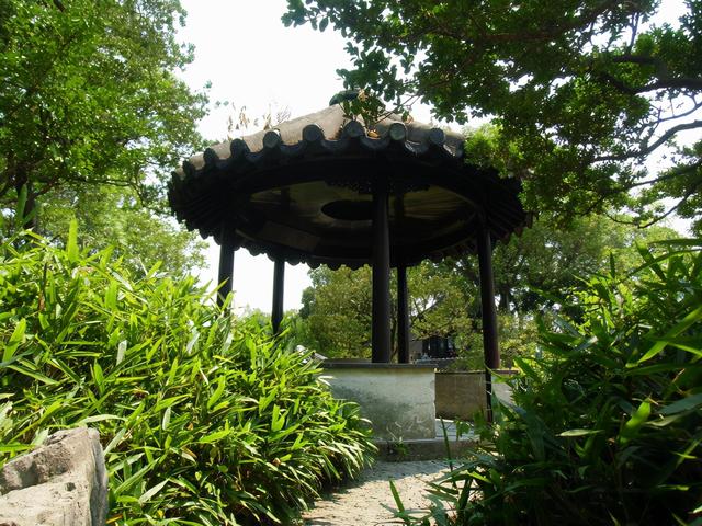 描述拙政园里的石舫，对拙政园的描写（金秋荷香——苏州拙政园<十>）