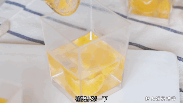 白凉粉怎么做水果果冻，白凉粉怎么做水果果冻火龙果（教你在家简单几步就能做好QQ弹弹的橘子果冻）