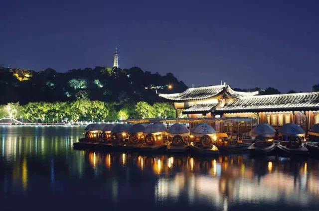中国出名的旅游景点有哪些，国内著名的旅游景点有哪些（中国旅游必去十大景点）