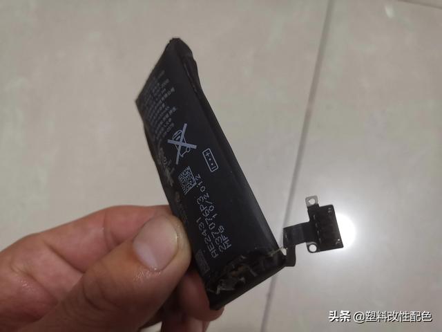 手机电池膨胀原因及处理办法，手机电池膨胀原因及处理办法图片（十年前的手机，锂电池膨胀了）