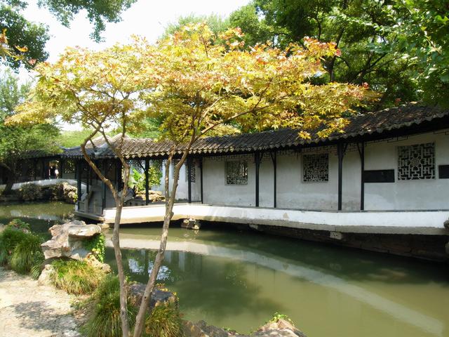 描述拙政园里的石舫，对拙政园的描写（金秋荷香——苏州拙政园<十>）