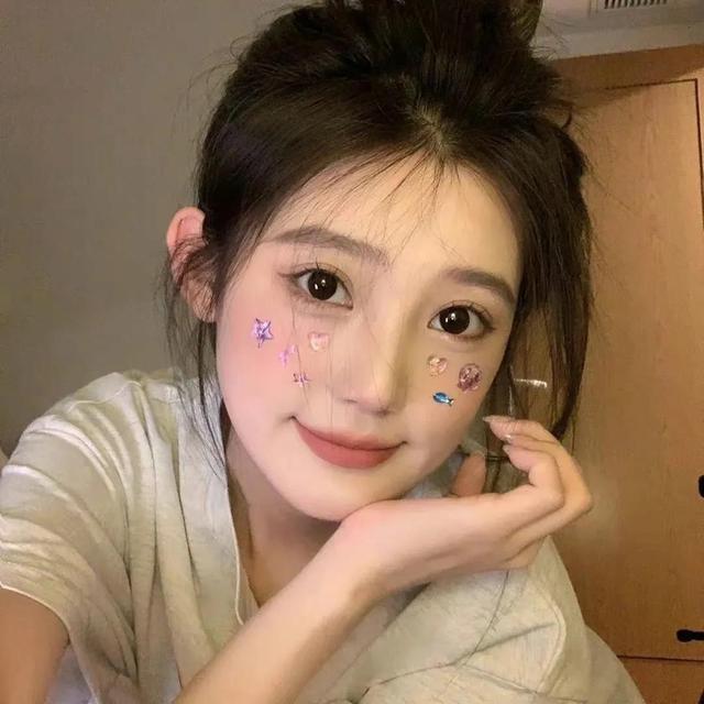 女孩微信头像文雅有气质，文艺有气质的微信女生头像  阳光触碰嘴角的弧度（别让时光偷走你上扬的嘴角）
