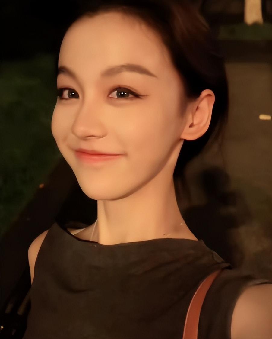 北电表演系校花走红,高颜值叫人艳羡不已,比"网红脸"强多了