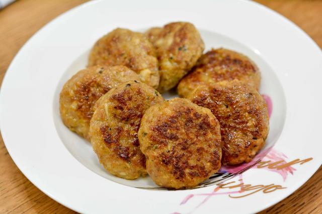 马蹄肉饼怎么做好吃，马蹄肉饼汤怎么做好吃（用猪肉和荸荠做肉饼）
