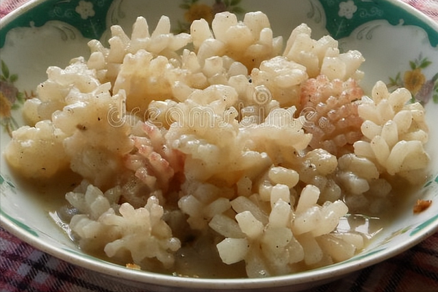 怎么炒鲜鱿鱼，怎么炒鲜鱿鱼须（直接下锅是大忌）