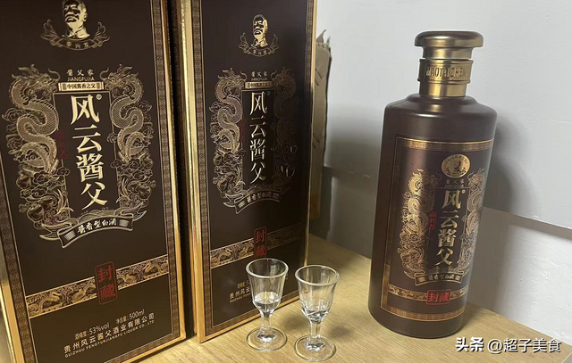 敬酒在客人右边还是左边，和领导招待客人敬酒（酒桌上给人倒酒）