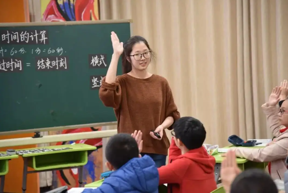 小学老师待遇（深圳某小学老师晒薪资）