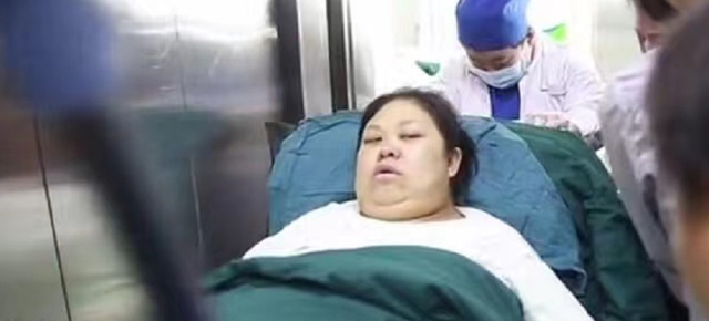 怀孕七个月胎儿图，怀孕7个月的胎儿什么样子（医生扒开脂肪层抱出7斤重的男婴）