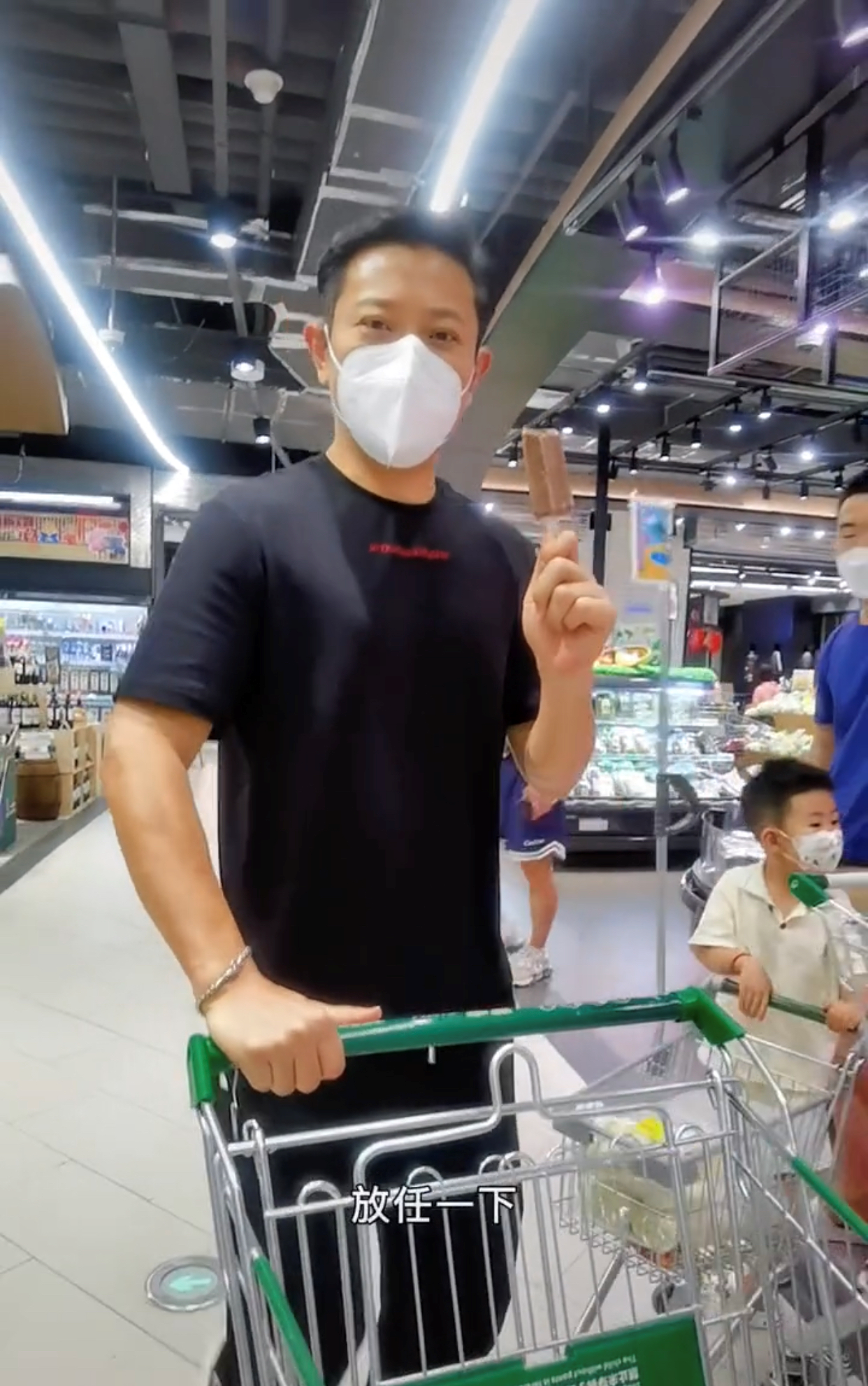 罗中旭现状怎样?近日低调逛街,人来人往无人识