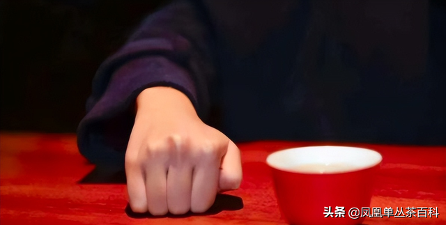 关于点头的礼仪点头礼的规范动作，点头礼与鞠躬礼的动作要求（人人应该懂得扣手礼）