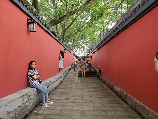 重庆解放碑室内游玩景点，重庆大鹅岭景区游人如织