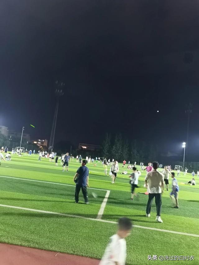 怎样洗干净一件白衬衫，白衬衫要怎么洗才干净,亮白（你会玩吗）