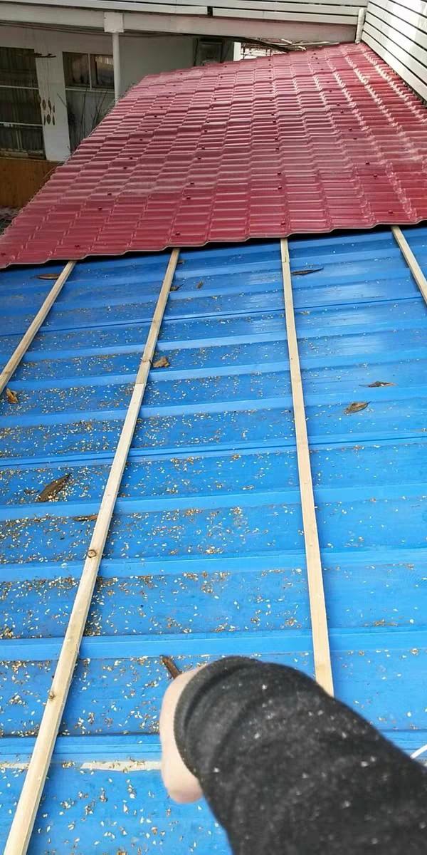 屋顶瓦片哪种好，别墅屋顶用什么瓦好（树脂瓦和彩钢瓦做屋顶哪个好）