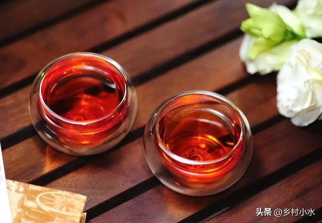 红茶和绿茶的区别，怎么区分红茶和绿茶的区别（绿茶和红茶到底有啥区别）