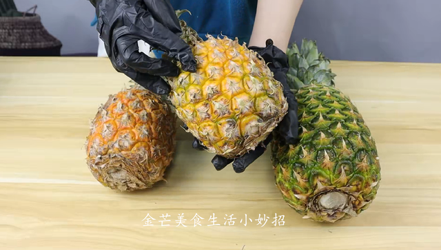 凤梨怎么选择比较甜，凤梨怎么选甜的（老果农的方法真好用）