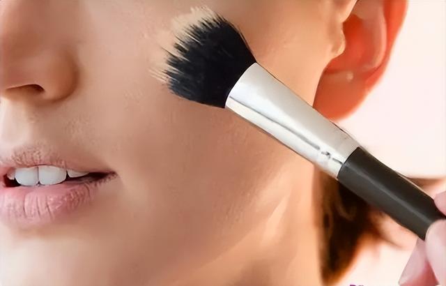 正确的彩妆化妆步骤，彩妆怎么画（底妆的正确步骤是什么）