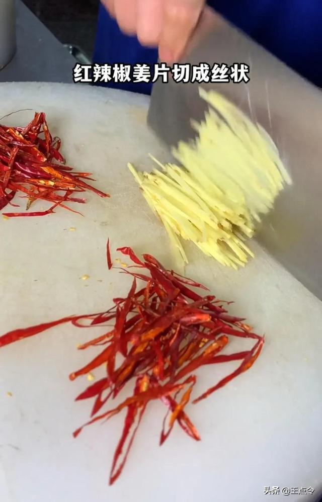 牛干巴怎么炒好吃，昭通牛干巴怎么炒（云南特产牛干巴巅峰吃法制作步骤）