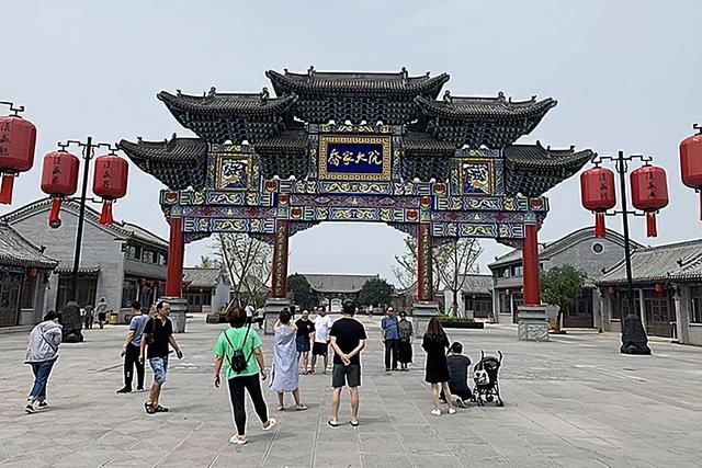 乔家大院在哪，乔家大院在哪里拍摄的（被摘牌后的乔家大院）