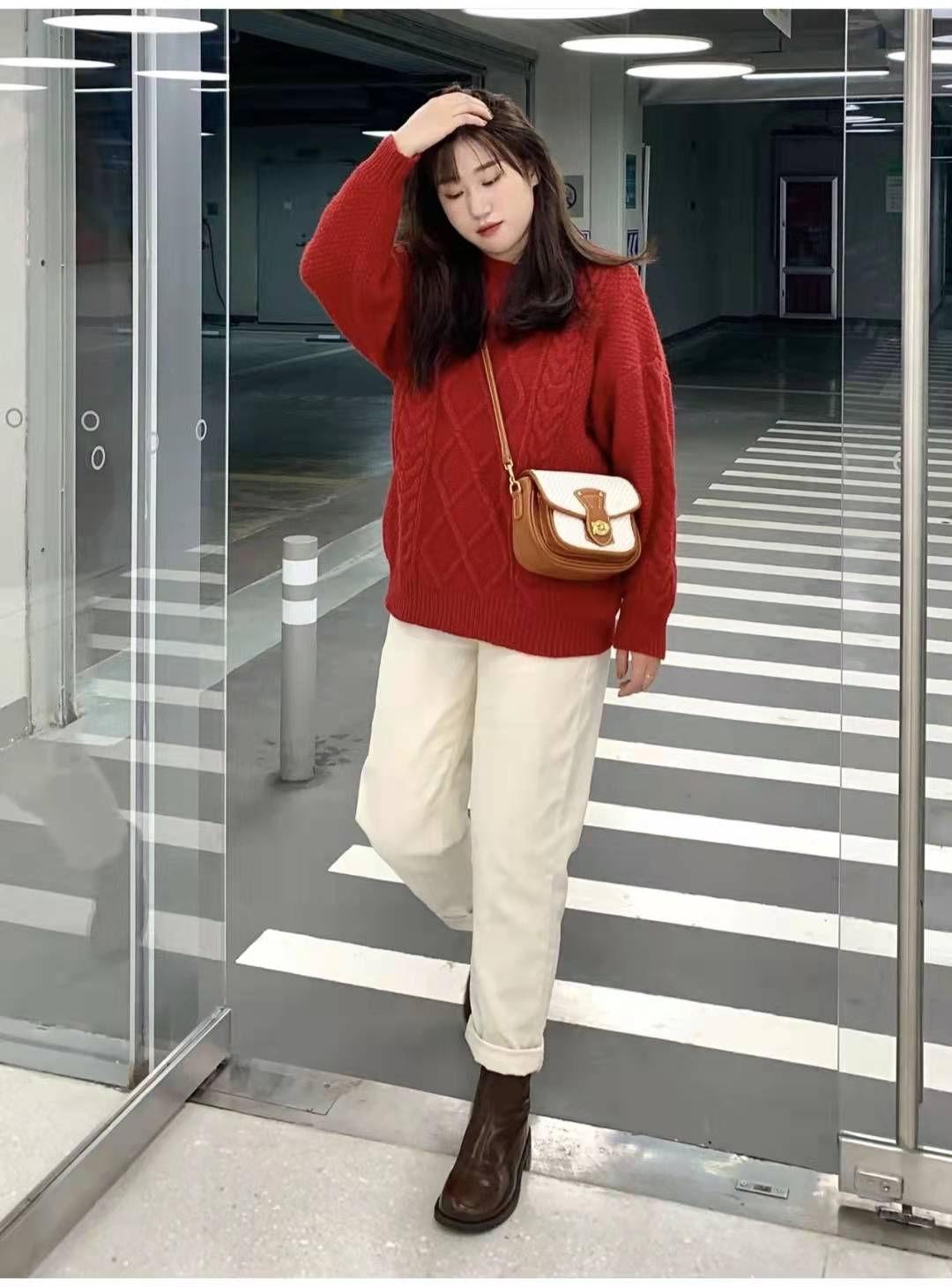 红色裤子配什么颜色上衣,酒红裤子配什么颜色上衣(红色毛衣搭配什么