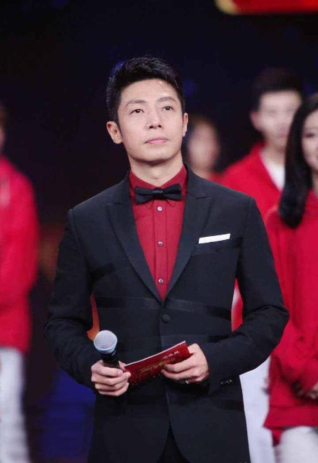 撒贝宁现在婚姻情况，外国洋娇妻温柔可爱