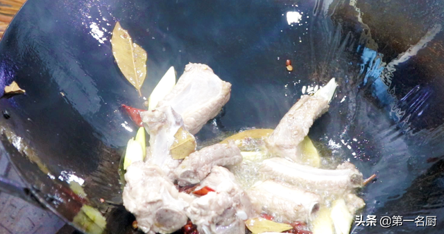 炖排骨汤的做法，清炖排骨汤的做法（放料越多越难吃）