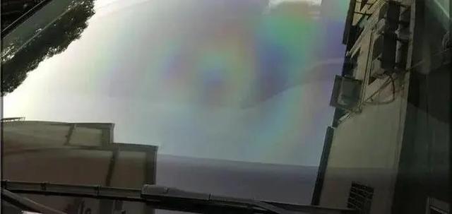 汽车玻璃有油膜怎么处理，汽车玻璃上的油膜怎么去除（汽车玻璃油膜怎么快速去除）