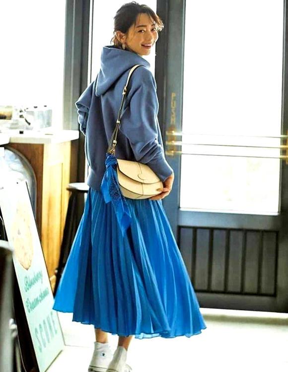 红色卫衣配什么颜色裤子，红色卫衣配什么颜色裤子最搭（40岁女人穿卫衣）