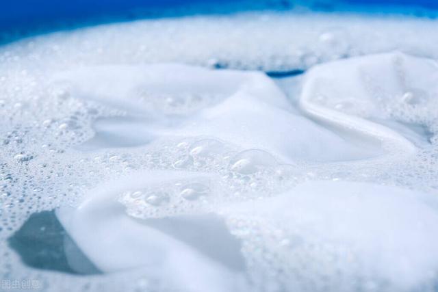 白色衣服发黄怎么办，白色衣服发黄怎么洗才能变白（白色衣服发黄别用漂白水了）