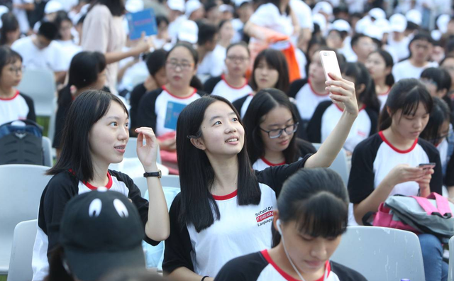 为什么一定要上大学，为什么一定要上大学作文格言（为何父母坚持让报“省内大学”）