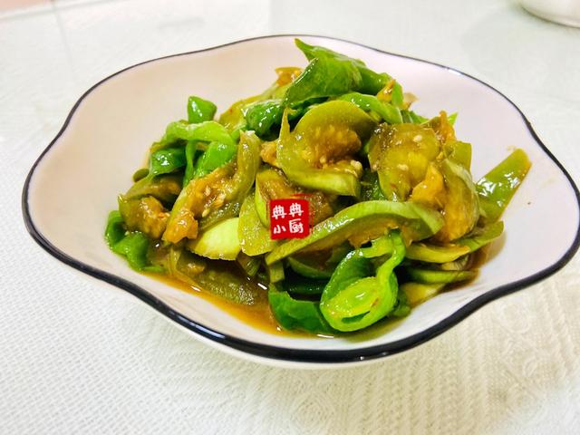 青椒炒茄子的家常做法 青椒炒茄子怎么做好吃，青椒炒茄子的家常做法（简单来一盘炒茄子）
