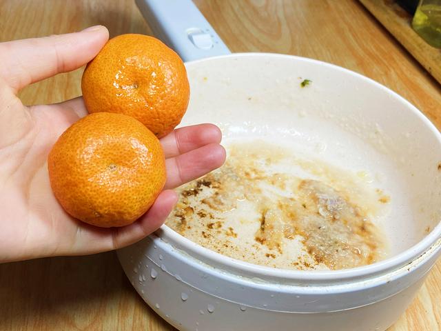 锅底烧糊的黑垢怎么去除，锅底的黑灰怎么样快速去除（用2个橘皮快速洗净）