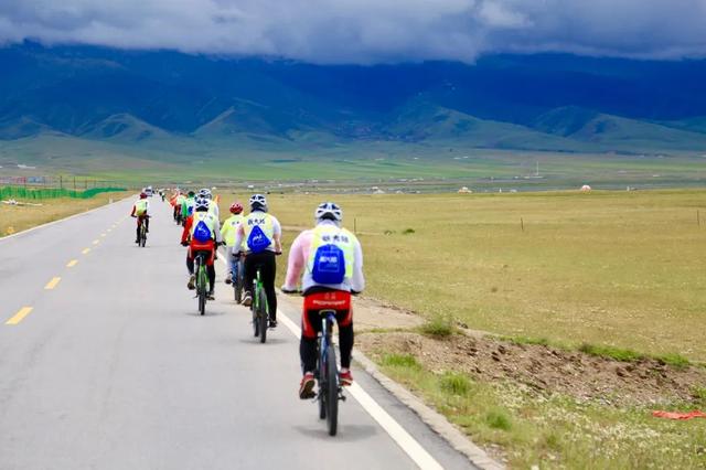 七八月份最适合旅游的地方，7-8月最适合旅游的地方（探索天地间的五光十色）