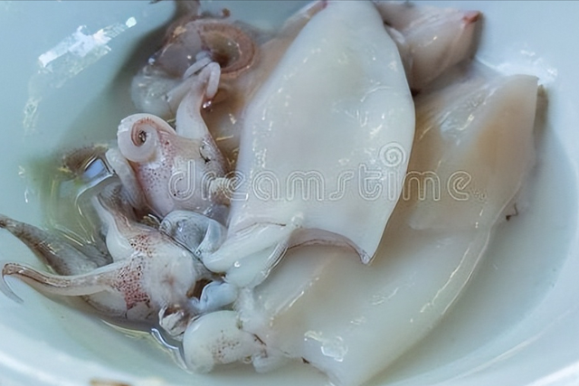 怎么炒鲜鱿鱼，怎么炒鲜鱿鱼须（直接下锅是大忌）