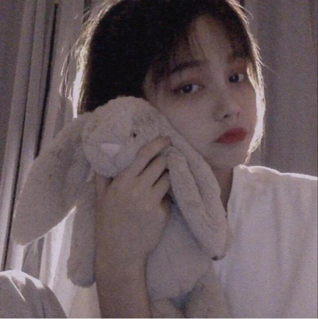 白色背景女生动漫头像 念七微信，白色背景女生动漫头像 念七（白色系女生头像）