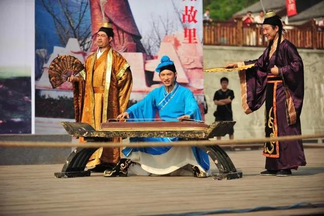 五十六个民族特色介绍，中国的56个民族介绍（五十六支民族，五十六个民俗）