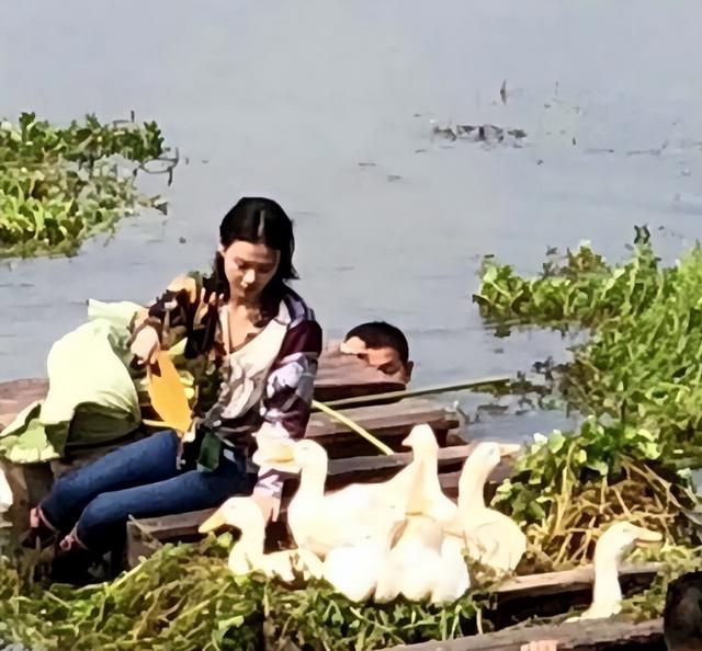 “取向成谜”周冬雨：曾当众内涵马思纯，后与王菲女儿关系引非议