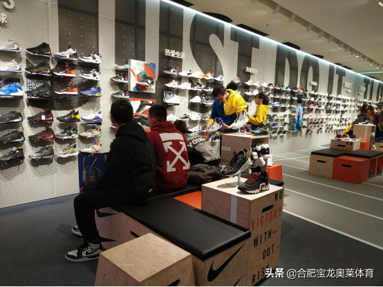 耐克折扣店怎么加盟，耐克换季优惠店怎样加盟（耐克阿迪达斯折扣店加盟）